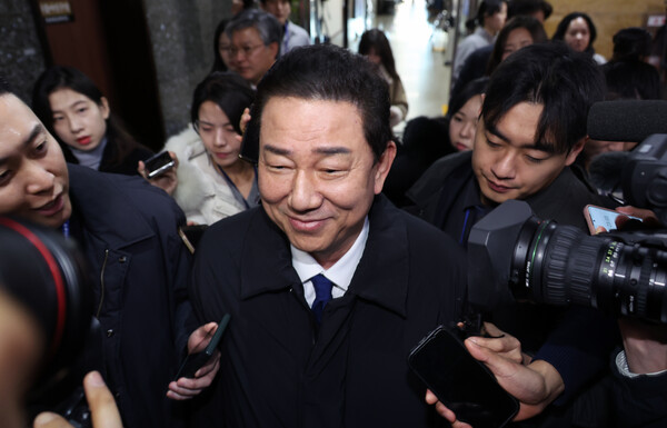 ▲ 원내대표직 사퇴 의사를 밝힌 김병기 더불어민주당 원내대표가 30일 서울 여의도 국회에서 취재진에게 질문 세례를 받으며 밖으로 나가고 있다. /뉴시스