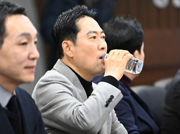 ▲ 물 마시는 장동혁 대표. /뉴시스