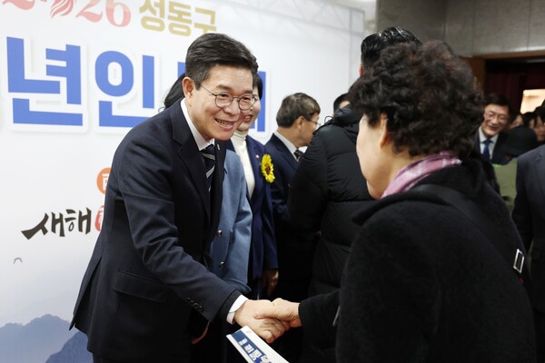 ▲ 구민과 새해맞이 환영인사를 나누고 있는 정원오 성동구청장 모습.