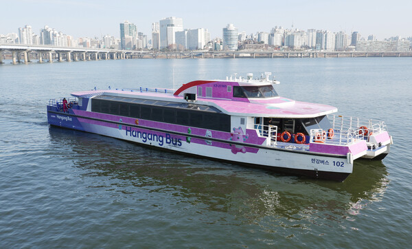 ▲ 한강버스가 서울 영등포구 여의도선착장에 들어서고 있다. /뉴시스