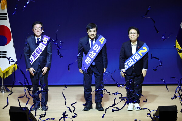 ▲ 강득구(왼쪽부터), 이성윤, 문정복 더불어민주당 신임 최고위원이 11일 서울 여의도 국회 의원회관에서 열린 최고위원 보궐선거 후보자 합동연설회에서 선출된 뒤 인사하고 있다. /뉴시스