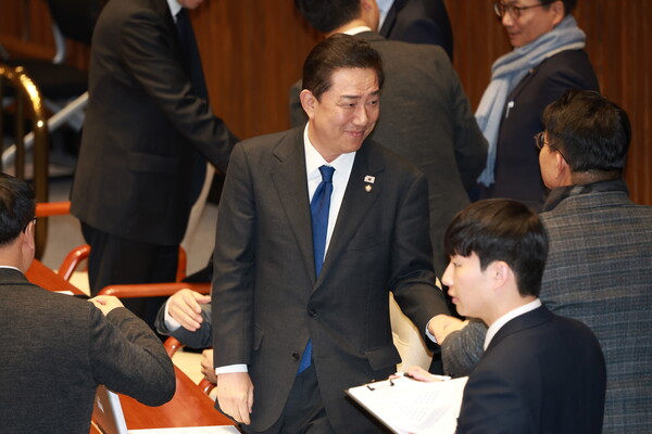 ▲ 의원들과 인사 나누는 김병기 전 원내대표. /뉴시스