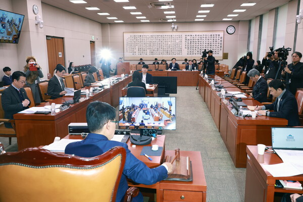 ▲ 법사위 안건조정위원회 주재하는 박지원 위원장. /뉴시스