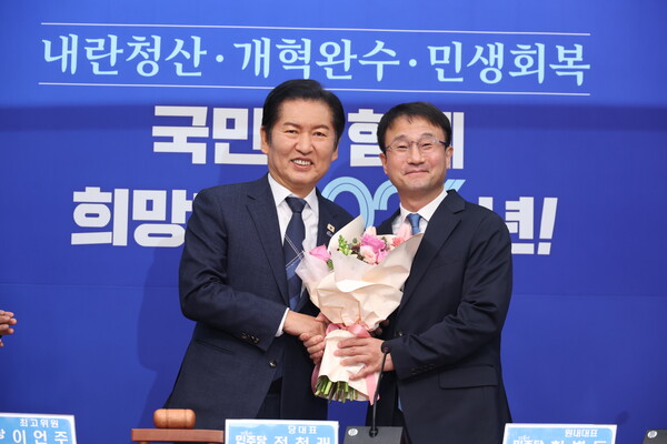 ▲ 정청래 더불어민주당 대표와 한병도 원내대표가 12일 오전 서울 여의도 국회에서 열린 최고위원회의에서 꽃다발을 들고 기념 촬영을 하고 있다. /뉴시스