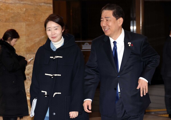 ▲ 김병기 더불어민주당 원내대표와 강선우 의원이 24일 오후 서울 여의도 국회에서 열린 제430회국회(임시회) 제2차 본회의를 마치고 밖으로 나오고 있다. /뉴시스