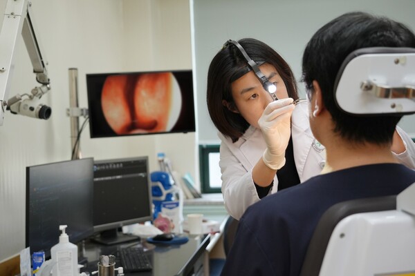 ▲ 분당제생병원 이비인후과 배미례 과장이 진료하고 있다.