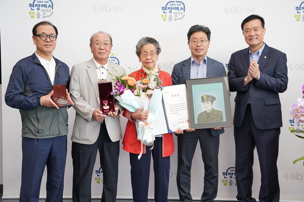 ▲ 성북구청에서 6.25전쟁 무공훈장을 전수받은 유가족들이 기념촬영 및 차담회를 진행하고 있다.