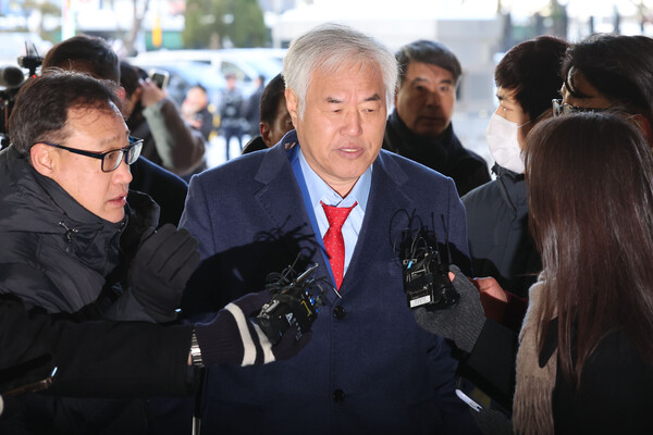 ▲  전광훈 사랑제일교회 목사가 13일 오전 서울 마포구 서울서부지법에서 열린  구속 전 피의자 심문(영장실질심사)에 출석하고 있다. /뉴시스