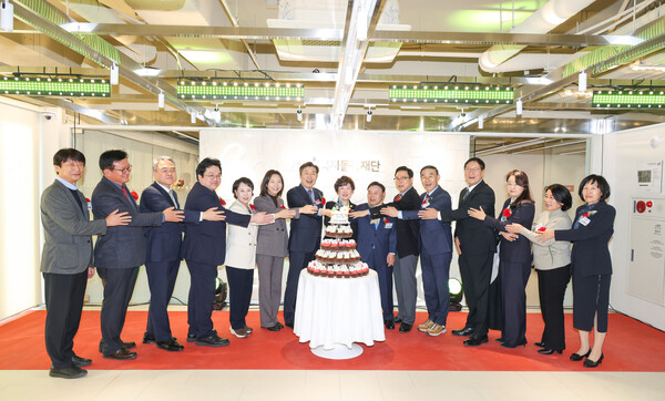 ▲ 12월 29일 서초복지돌봄재단 출범식에서 전성수 서초구청장(왼쪽에서 일곱 번 째), 박준기 재단 대표이사(가운데)와 관계자들이 케이크 커팅식을 진행하고 있다.