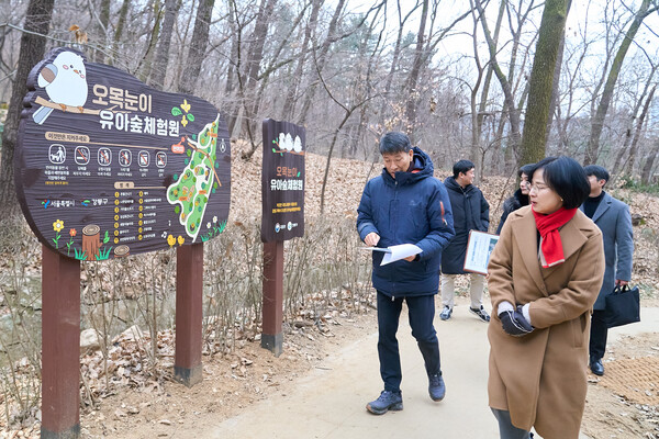 ▲ 이수희 강동구청장이 유아숲체험원 현장을 방문해 점검하고 있다.