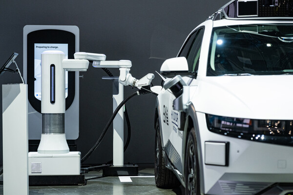 ▲ 전기차 자동 충전 로봇 활용한 아이오닉 5 로보택시 충전 시연. (사진=현대차그룹 제공) /뉴시스