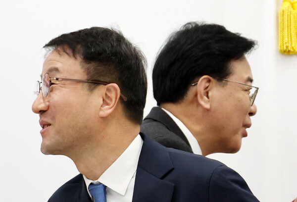 ▲ 한병도 신임 더불어민주당 원내대표와 송언석 국민의힘 원내대표가 12일 국회 국민의힘 원내대표실에서 만나 악수한 후 스쳐 지나가고 있다. /뉴시스