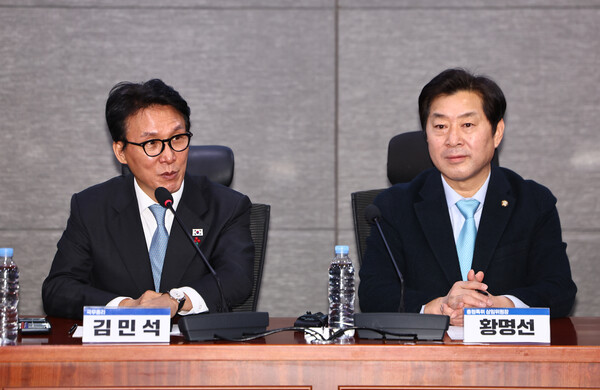 ▲ 김민석 국무총리가 13일 오전 서울 여의도 국회 의원회관에서 열린 민주당 충남-대전 국회의원들과의 간담회에서 발언하고 있다. /뉴시스