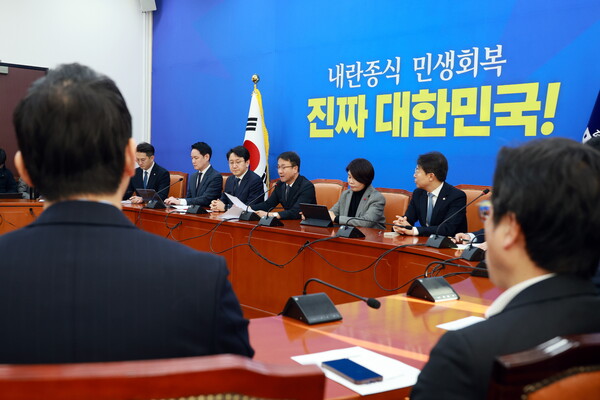 ▲ 한병도 더불어민주당 원내대표가 13일 서울 여의도 국회에서 열린 원내대책회의에서 발언하고 있다. /뉴시스