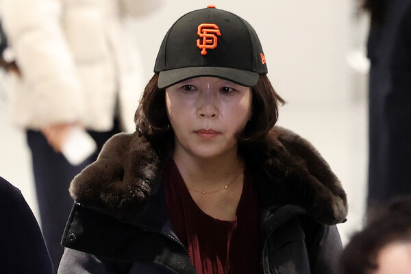 ▲ 2022년 지방선거를 앞두고 강선우 무소속 의원에게 '공천헌금' 1억원을 건넨 의혹을 받는 김경 서울시의원이 지난 11일 오후 인천국제공항 제1여객터미널을 통해 귀국하고 있다.  /뉴시스