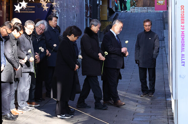 ▲ 10.29이태원참사 특별조사위원회 송기춘 위원장이 5일 오전 서울 용산구 이태원역 1번 출구 골목 '10.29 기억과 안전의 길'을 찾아 관계자들과 함께 헌화하고 있다. /뉴시스