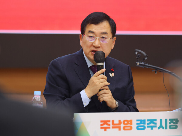 ▲ 주낙영 경주시장이 13일 경주시청 알천홀에서 열린 ‘2026년 신년맞이 언론인간담회’에서 올해 시정 운영 방향을 설명하고 있다.