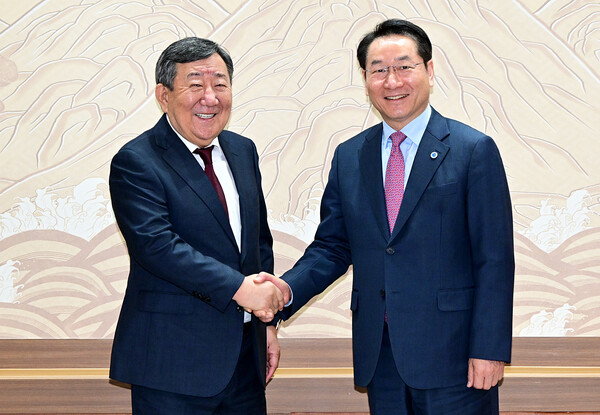 ▲ 유정복 인천광역시장이 14일 시청 접견실에서 카자흐스탄 알라타우 신도시 개발사업을 추진중인 카스피안 그룹 최유리 회장을 접견하고 기념촬영을 하고 있다.