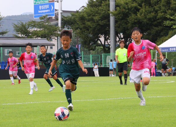 ▲ 경주시 알천구장에서 열린 유소년 축구 경기에서 선수들이 그라운드를 누비고 있다.