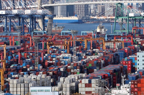 ▲ 부산 남구 감만 부두 야적장에 수출입 컨테이너가 쌓여 있다. /뉴시스