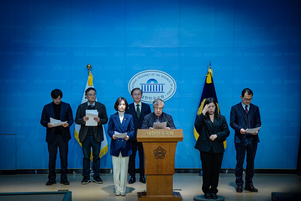 ▲ 서보학 경희대 법학전문대학원 교수와 황문규 중부대 경찰행정학과 교수, 김필성·한동수·장범식·김성진 변호사 등 검찰개혁추진단 자문위원회 일부 위원들은 14일 국회 소통관에서 기자회견을 열었다. /뉴시스