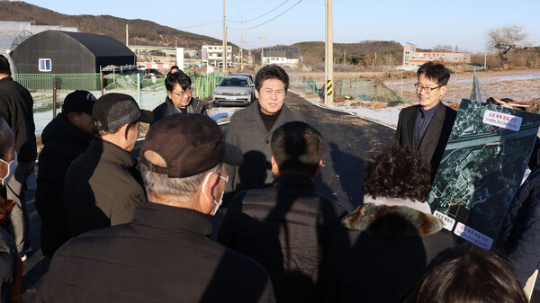 ▲ 운북동 벌판마을 도로환경개선사업 준공 현장방문 모습.