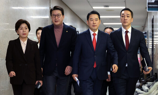 ▲ 장동혁 국민의힘 대표와 최고위원들이 15일 오전 서울 여의도 국회에서 열린 최고위원회의에 참석을 하고 있다. /뉴시스