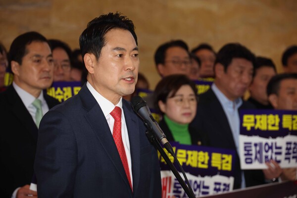 ▲ 장동혁 국민의힘 대표가 15일 오후 서울 여의도 국회에서 열린 '민생실종, 특검폭주 중단 촉구 민주당 규탄대회'에서 발언을 하고 있다. /뉴시스