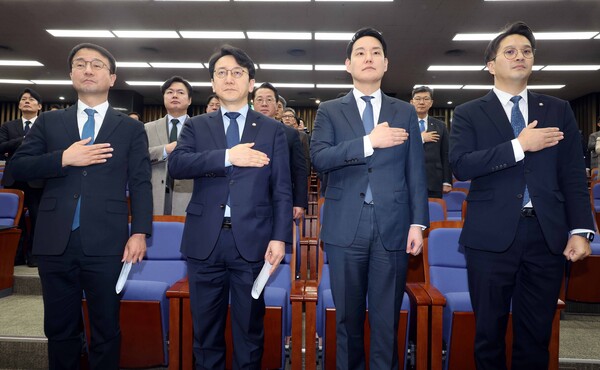 ▲ 한병도 더불어민주당 원내대표와 지두부가 15일 오전 서울 여의도 국회에서 열린 의원총회에서 국민의례를 하고 있다. 왼쪽부터 한 원내대표, 천준호 원내운영수석부대표, 김한규 정책수석부대표, 전용기 원내소통수석부대표. /뉴시스