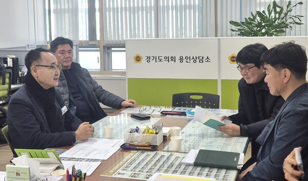 ▲ 김영민 의원, 용인지역 지방하천 정비·유지관리 예산 집행계획 보고 받는 모습.