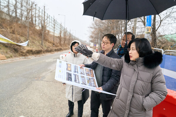 ▲ 이수희 강동구청장이 한강가는길 경관 개선사업 현장을 방문해 점검하고 있다.