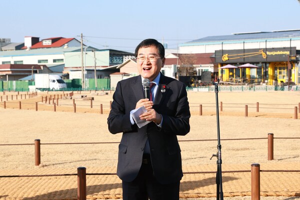 ▲ 주낙영 경주시장이 16일 성동동 전랑지를 둘러보며 관계자들과 함께 정비 현황과 향후 활용 방향에 대해 설명하고 있다.