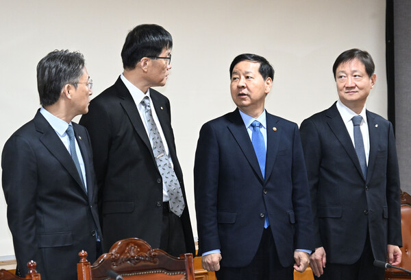 ▲ 구윤철 부총리 겸 재정경제부 장관이 시장상황점검회의에 앞서 기념촬영을 하고 있다. /뉴시스