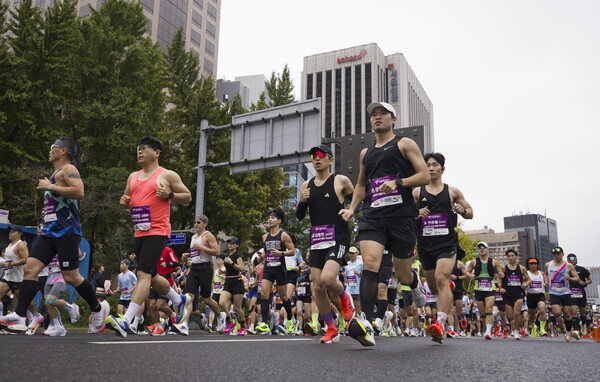 ▲ 서울 종로구 세종대로에서 열린 '2025 서울레이스 마라톤’에서 하프부문 참가자들이 출발선에서 출발하고 있다.  /뉴시스