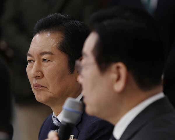 ▲ 이재명 대통령 발언 듣는 정청래 대표. /뉴시스