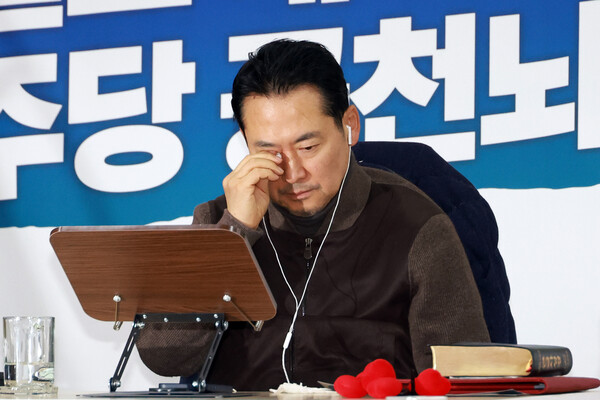 ▲ 단식투쟁 4일째인 장동혁 국민의힘 대표가 18일 서울 여의도 국회 로텐더홀에서 눈가를 닦고 있다. /뉴시스