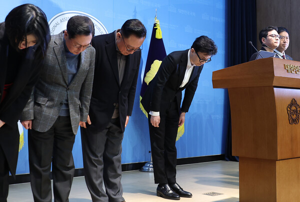 ▲ 입장 밝힌 뒤 인사하는 한동훈과 친한계 의원들. /뉴시스