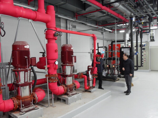 ▲ 안전관리자문단 전문가와 시설물 관리부서 관계자들이 합동 점검을 하는 모습.