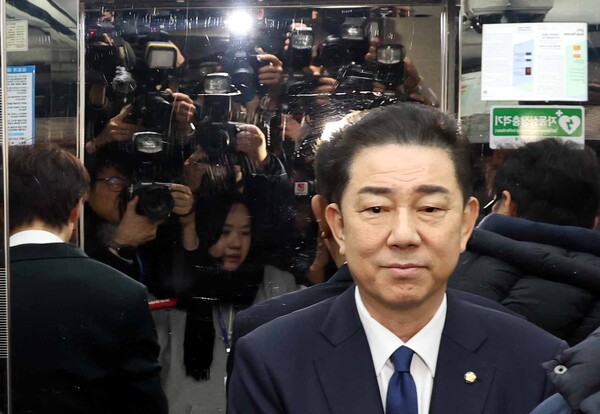 ▲ 김병기 전 더불어민주당 원내대표가 19일 오전 서울 여의도 국회 소통관에서 ‘공천헌금’의혹 관련 입장 발표를 마치고 엘리베이터로 이동하고 있다. 김 전 원내대표는 “징계에 대해 재심을 신청하지 않고 떠나겠다”고 밝혔다. /뉴시스