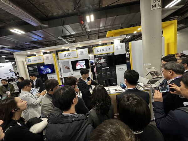 ▲ CES 2026 혁신상을 수상한 구본웅 에어렛 대표가 해외 관계자에게 스마트 자동 관리 신발장 기술에 대해 설명하고 있다.