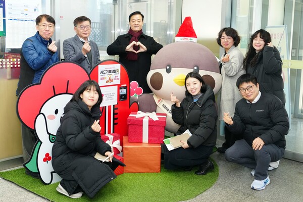 ▲ ‘2026 희망온돌 따뜻한 겨울나기’ 모금 캠페인 사랑의 온도탑 홍보물 앞에서 이승로 성북구청장(뒷줄 중앙)과 성북구 직원들이 기념사진을 찍고 있다.