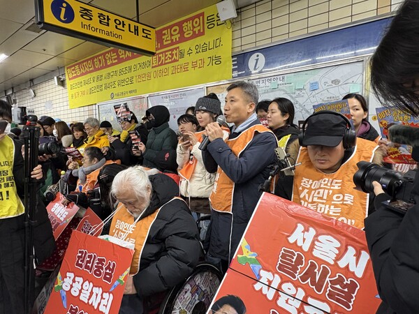 ▲ 이상규 진보당 서울시장 후보가 19일 서울 종로구 지하철 4호선 혜화역 승강장에서 열린 전국장애인차별철폐연대(전장연) 출근길 지하철 선전전 1000일을 맞이 집회에 참석해 연대 발언하고 있다. /뉴시스