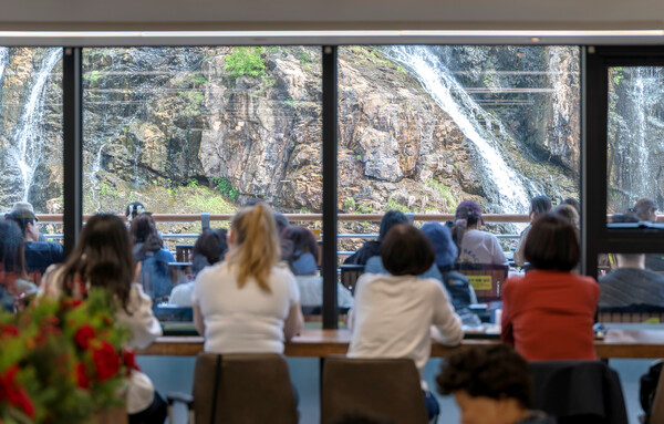 ▲ 서대문 홍제폭포를 감상하는 '카페(CAFE) 폭포' 방문객.