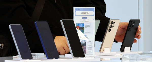 ▲ 서울 강남구 서초동 삼성 강남에서 고객들이 갤럭시 S25를 만져보고 있다. /뉴시스