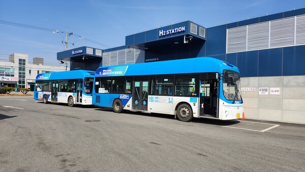 ▲ 수소충전소에서 충전중인 버스.