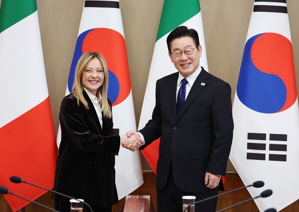 ▲ 이재명 대통령-멜로니 이탈리아 총리, 정상회담 기념촬영. /뉴시스