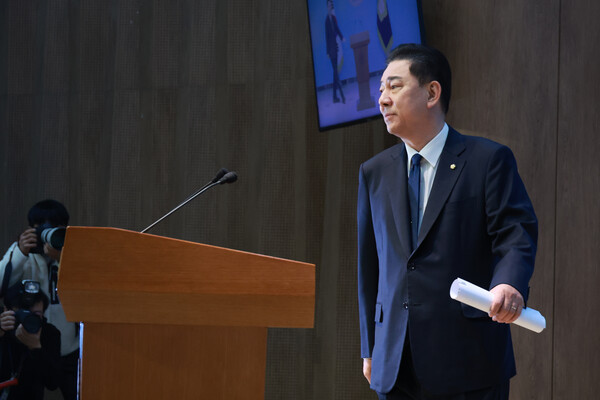 ▲ 기자회견 연단 오르는 김병기 전 원내대표. /뉴시스