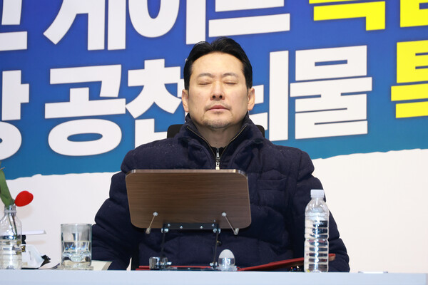 ▲ 닷새째 단식농성 중인 장동혁 국민의힘 대표가 19일 서울 여의도 국회 로텐더홀에서 생각에 잠겨 있다. /뉴시스