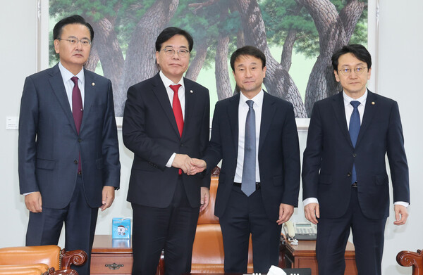 ▲ 한병도 더불어민주당 원내대표와 송언석 국민의힘 원내대표가 19일 오후 서울 여의도 국회 운영위원장실에서 열린 여야 원내대표 회동에서 악수를 하고 있다. /뉴시스