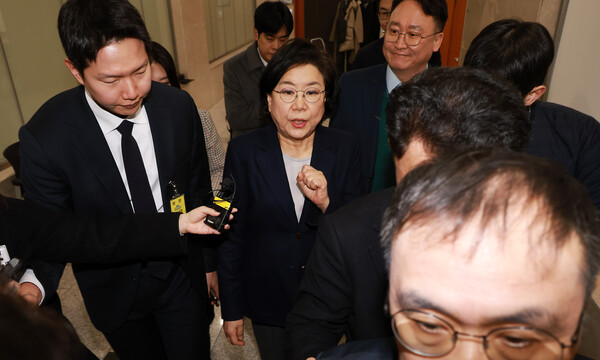 ▲ 질문 받으며 이동하는 이혜훈 후보자. /뉴시스